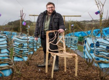 Человек, который умеет выращивать мебель