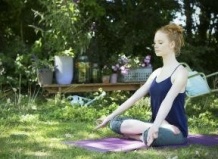 Йога на садовом участке